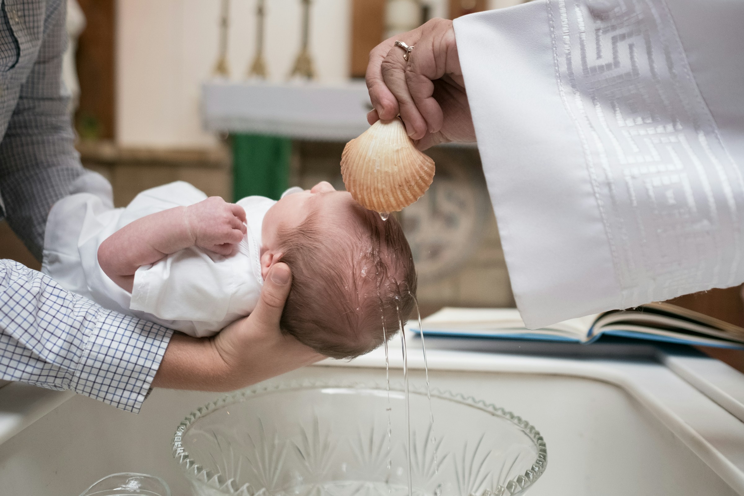 Choisir un baptême religieux ou un baptême républicain ?